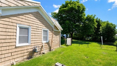 Cute as a button! Move-in ready. This 2/3 bedroom home in the - photo 4