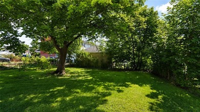 Cute as a button! Move-in ready. This 2/3 bedroom home in the - photo 5