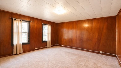 Cute as a button! Move-in ready. This 2/3 bedroom home in the - photo 6