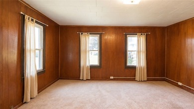 Cute as a button! Move-in ready. This 2/3 bedroom home in the - photo 7