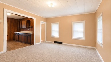 Cute as a button! Move-in ready. This 2/3 bedroom home in the - photo 8