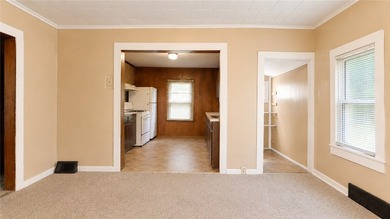 Cute as a button! Move-in ready. This 2/3 bedroom home in the - photo 9