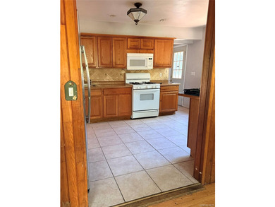 Welcome to a spacious Colonial set on a generous corner lot. New - photo 3