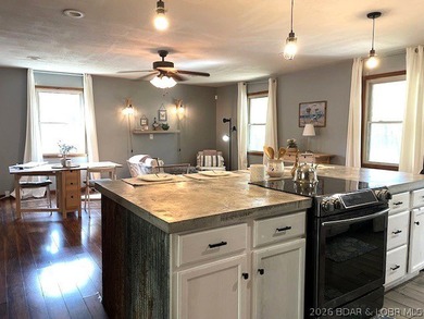 Welcome to your private retreat! This charming ranch home - photo 3