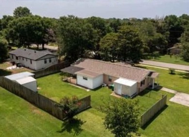 Great Duplex property on large lot. Each unit 2 Bedroom/1 - photo 2