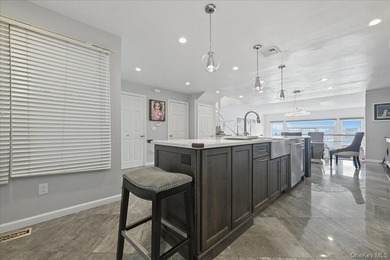 Experience breathtaking, million-dollar panoramic waterfront - photo 10