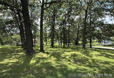 Great building lot in Warsaw! Nice big, shaded corner lot, just - photo 3