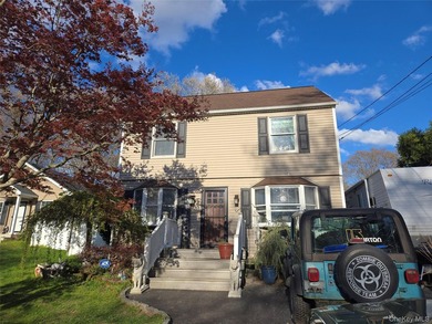 Spacious North Shirley Colonial approximately 2500 SQ Ft Windows - photo 3