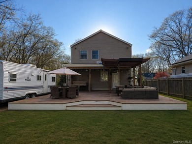 Spacious North Shirley Colonial approximately 2500 SQ Ft Windows - photo 4