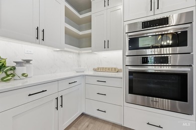 Exceptional home in the highly desirable Legacy community! - photo 33