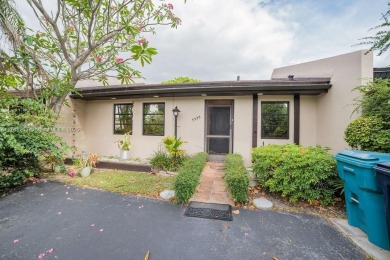 Lake Townhome/Townhouse For Sale in Miami, Florida