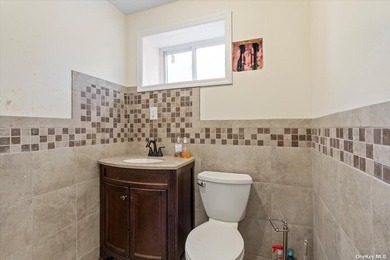 Impeccably maintained brick quadruplex in Jamaica, boasting two - photo 12
