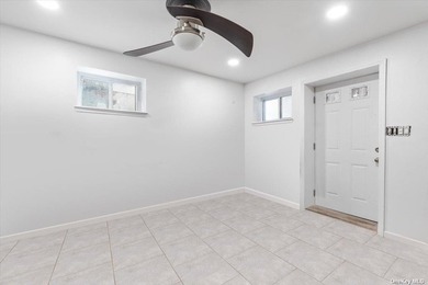Impeccably maintained brick quadruplex in Jamaica, boasting two - photo 13