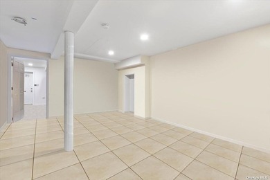 Impeccably maintained brick quadruplex in Jamaica, boasting two - photo 14