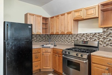 Impeccably maintained brick quadruplex in Jamaica, boasting two - photo 23