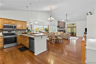 Location. Luxury. Lifestyle. This exceptional waterfront retreat - photo 3