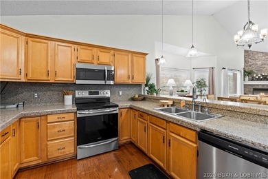 Location. Luxury. Lifestyle. This exceptional waterfront retreat - photo 10