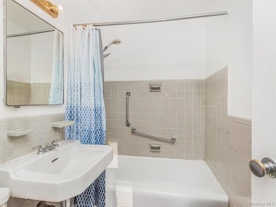 Welcome to this lovely one bedroom apartment with natural - photo 12