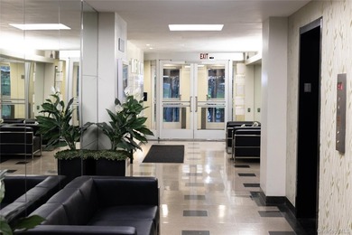 Spacious 1-bedroom located in the desirable Fordham Hill Oval - photo 2