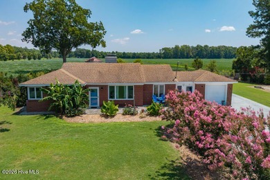 Exquisitely updated and meticulously maintained 3 bedroom, 2 - photo 4