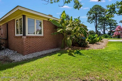 Exquisitely updated and meticulously maintained 3 bedroom, 2 - photo 8