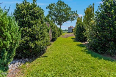 Exquisitely updated and meticulously maintained 3 bedroom, 2 - photo 9