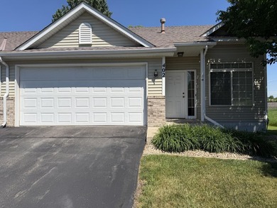 BEAUTIFUL 2BR 2 BA TOWNHOME. MAIN FLR FEATURES VAULTS, BREAKFAST - photo 1