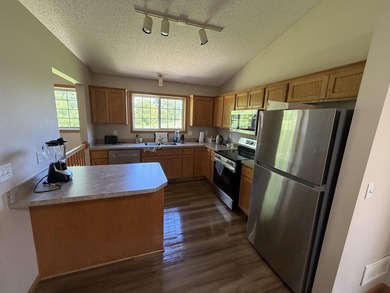 BEAUTIFUL 2BR 2 BA TOWNHOME. MAIN FLR FEATURES VAULTS, BREAKFAST - photo 2