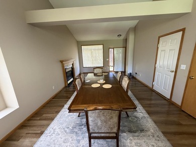 BEAUTIFUL 2BR 2 BA TOWNHOME. MAIN FLR FEATURES VAULTS, BREAKFAST - photo 3