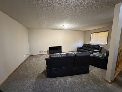 BEAUTIFUL 2BR 2 BA TOWNHOME. MAIN FLR FEATURES VAULTS, BREAKFAST - photo 4