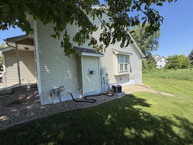 BEAUTIFUL 2BR 2 BA TOWNHOME. MAIN FLR FEATURES VAULTS, BREAKFAST - photo 6