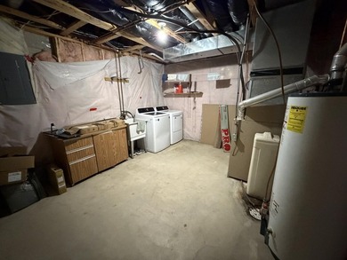 BEAUTIFUL 2BR 2 BA TOWNHOME. MAIN FLR FEATURES VAULTS, BREAKFAST - photo 8