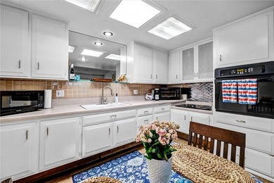 Discover a conveniently located end-unit residence in Mutual 1 - photo 14