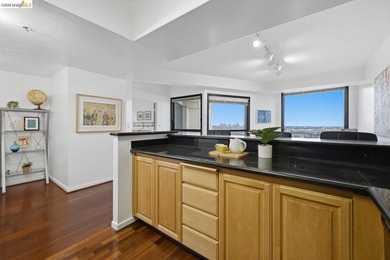Perched on the 27th floor in Emeryville's highly sought after - photo 15