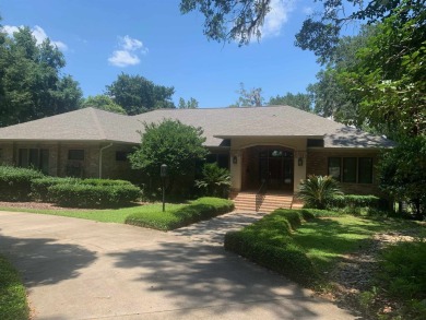 Lake Home ActiveUnderContr in Tallahassee, Florida