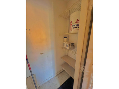 Vacant. all tile , granite countertop, 2 parking spaces - photo 33