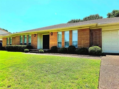 This lovely home has been well cared for and maintained. It has - photo 1