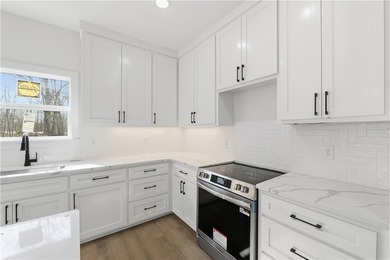 Bright, modern 2,215 sq ft home on Waterside Lane with seasonal - photo 11