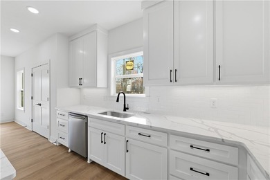 Bright, modern 2,215 sq ft home on Waterside Lane with seasonal - photo 12