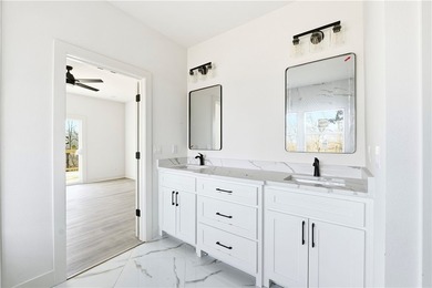 Bright, modern 2,215 sq ft home on Waterside Lane with seasonal - photo 19