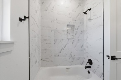 Bright, modern 2,215 sq ft home on Waterside Lane with seasonal - photo 32