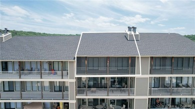This top-floor Lazy Days condo shows like brand new and is being - photo 4