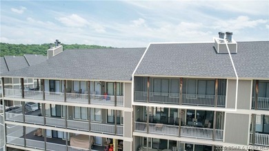 This top-floor Lazy Days condo shows like brand new and is being - photo 5