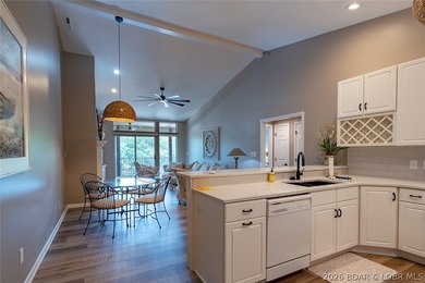 This top-floor Lazy Days condo shows like brand new and is being - photo 8