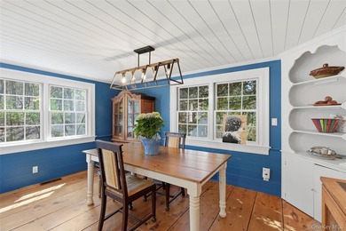Set in the heart of Stony Brook Village, this charming two - photo 6