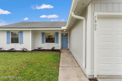 Welcome Home to Cinnamon Lakes! This 3 bedroom, 2 bath gem is - photo 3