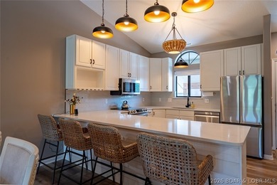This top-floor Lazy Days condo shows like brand new and is being - photo 2