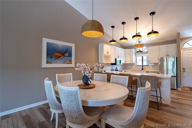 This top-floor Lazy Days condo shows like brand new and is being - photo 4