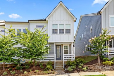 Lake Norman Townhome/Townhouse Active Under Contract in Mooresville North Carolina