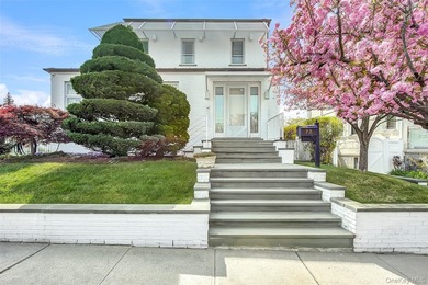 Rebuilt in 2004, this stunning residence sits on an oversized 7 - photo 2